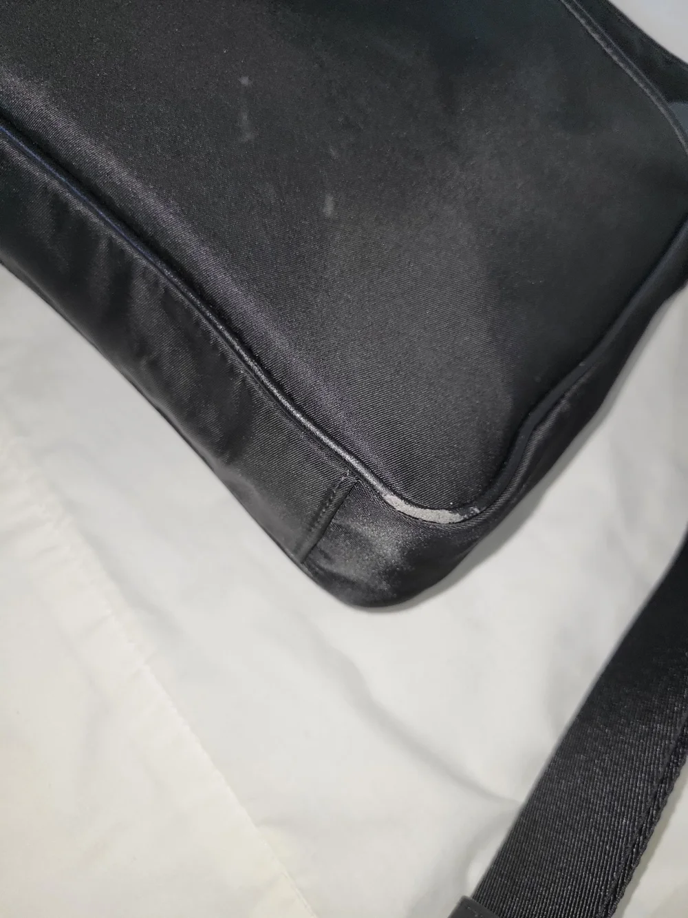 Bally Switzerland Nylon Black Men's Crossbody/ Shoulder Bag Travel Sling